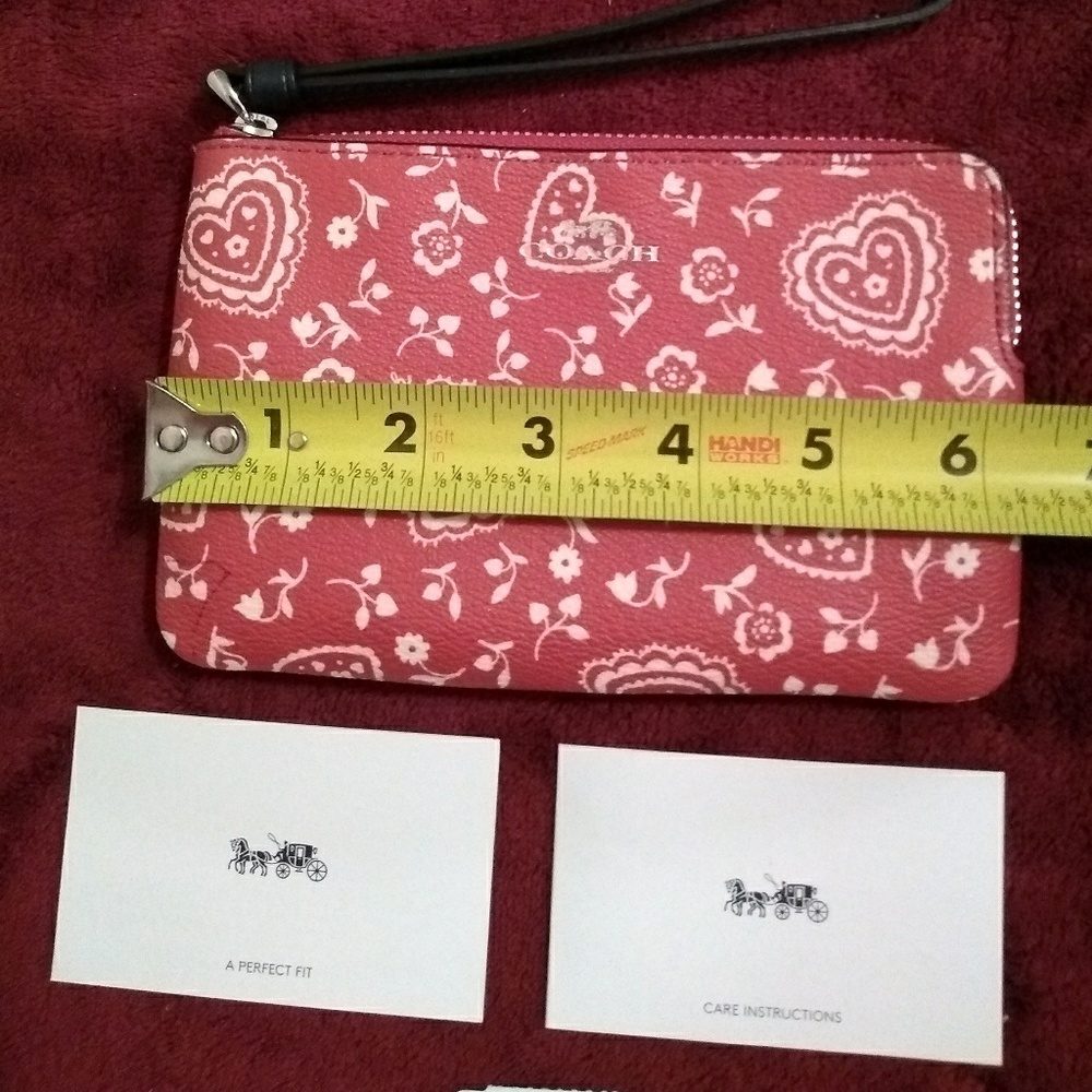 ⭐SALE⭐ PRICE FIRM Coach Lace Heart Corner Wristlet - Picture 7 of 7